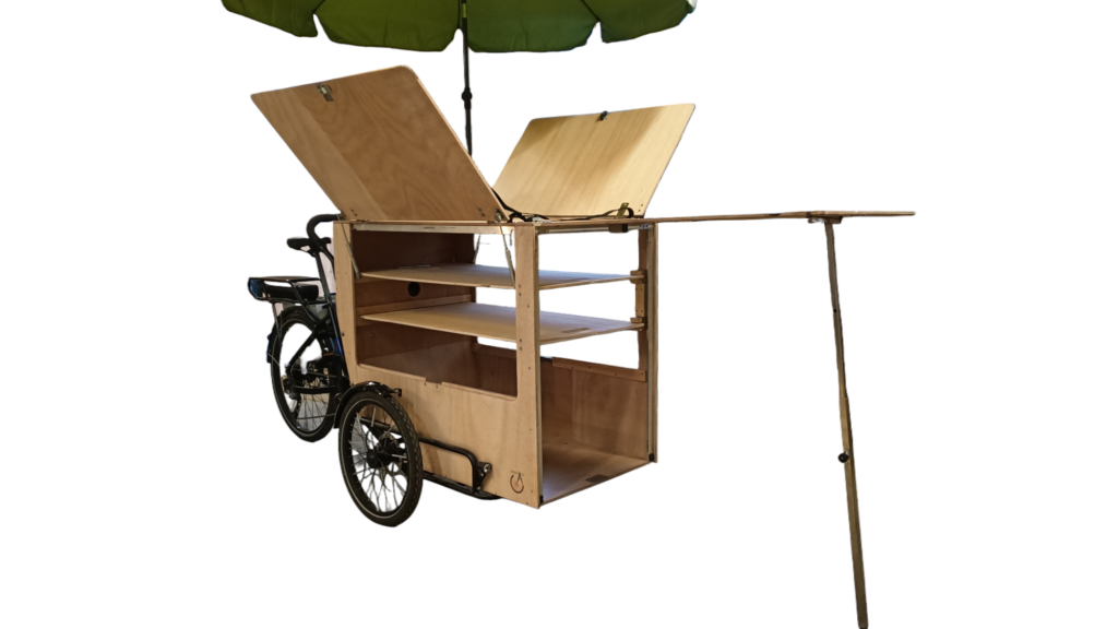 Triporteur pour le transport d'instruments de musique (Association Ballade) PAPALOTEC, fabrication de remorques à vélo sur mesure pour les professionnels. Design and manufacturing of Bike's trailers for professionnals. Trailer, bike, Professional, production, manufacturing, cargo, fabrication, mechanical engineering, ingénierie mécanique, conception, creation, design, custom, bicycle, bicyclette, high load , volume, grande charge. Plaine des bouchers, route de la fédération, travail bois, metal inox, aluminium, acier.