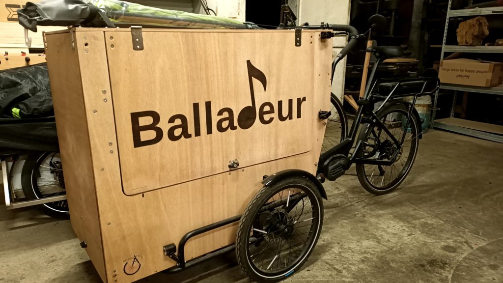 Triporteur pour le transport d'instruments de musique (Association Ballade) PAPALOTEC, fabrication de remorques à vélo sur mesure pour les professionnels. Design and manufacturing of Bike's trailers for professionnals. Trailer, bike, Professional, production, manufacturing, cargo, fabrication, mechanical engineering, ingénierie mécanique, conception, creation, design, custom, bicycle, bicyclette, high load , volume, grande charge. Plaine des bouchers, route de la fédération, travail bois, metal inox, aluminium, acier.