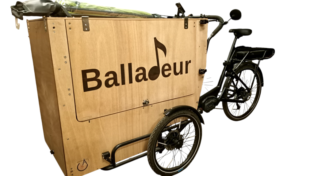 Triporteur pour le transport d'instruments de musique (Association Ballade) PAPALOTEC, fabrication de remorques à vélo sur mesure pour les professionnels. Design and manufacturing of Bike's trailers for professionnals. Trailer, bike, Professional, production, manufacturing, cargo, fabrication, mechanical engineering, ingénierie mécanique, conception, creation, design, custom, bicycle, bicyclette, high load , volume, grande charge. Plaine des bouchers, route de la fédération, travail bois, metal inox, aluminium, acier.