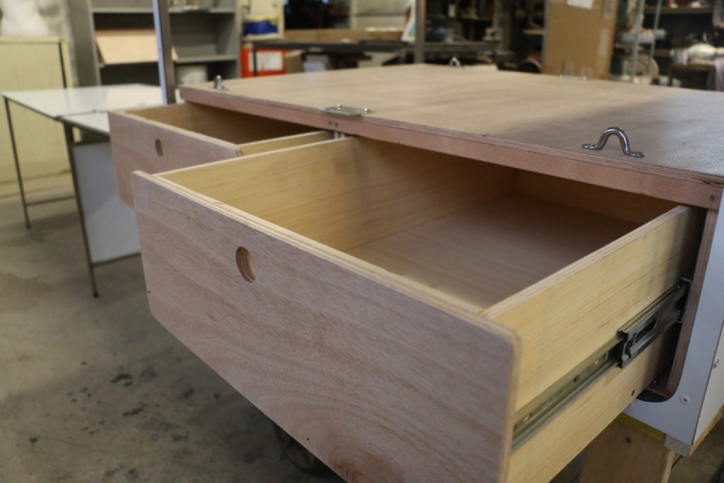 Caisson Stand sur Karbikes (Agence du Climat) PAPALOTEC, fabrication de remorques à vélo sur mesure pour les professionnels. Design and manufacturing of Bike's trailers for professionnals. Trailer, bike, Professional, production, manufacturing, cargo, fabrication, mechanical engineering, ingénierie mécanique, conception, creation, design, custom, bicycle, bicyclette, high load , volume, grande charge. Plaine des bouchers, route de la fédération, travail bois, metal inox, aluminium, acier.