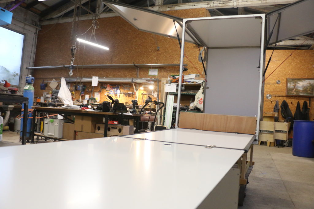 Caisson Stand sur Karbikes (Agence du Climat) PAPALOTEC, fabrication de remorques à vélo sur mesure pour les professionnels. Design and manufacturing of Bike's trailers for professionnals. Trailer, bike, Professional, production, manufacturing, cargo, fabrication, mechanical engineering, ingénierie mécanique, conception, creation, design, custom, bicycle, bicyclette, high load , volume, grande charge. Plaine des bouchers, route de la fédération, travail bois, metal inox, aluminium, acier.