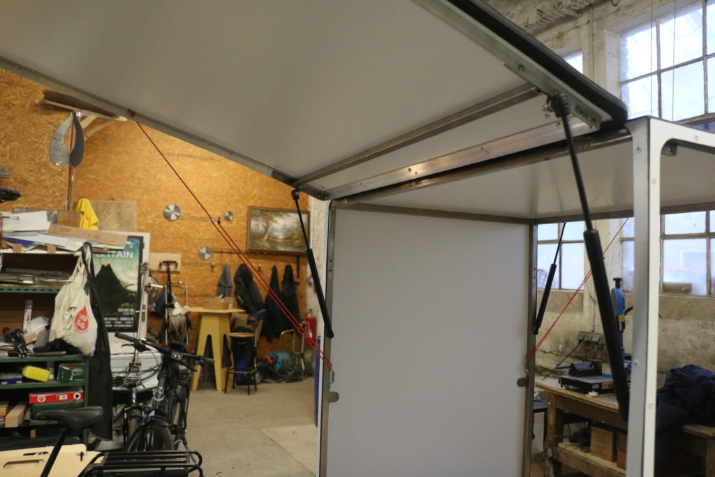 Caisson Stand sur Karbikes (Agence du Climat) PAPALOTEC, fabrication de remorques à vélo sur mesure pour les professionnels. Design and manufacturing of Bike's trailers for professionnals. Trailer, bike, Professional, production, manufacturing, cargo, fabrication, mechanical engineering, ingénierie mécanique, conception, creation, design, custom, bicycle, bicyclette, high load , volume, grande charge. Plaine des bouchers, route de la fédération, travail bois, metal inox, aluminium, acier.