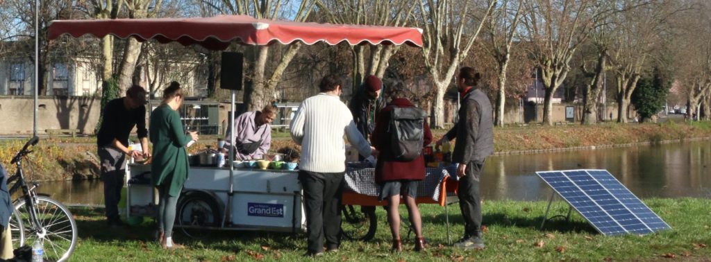 Cuisine Mobile électrique sur remorque vélo (Sine de Bussière) PAPALOTEC, fabrication de remorques à vélo sur mesure pour les professionnels. Design and manufacturing of Bike's trailers for professionnals. Trailer, bike, Professional, production, manufacturing, cargo, fabrication, mechanical engineering, ingénierie mécanique, conception, creation, design, custom, bicycle, bicyclette, high load , volume, grande charge. Plaine des bouchers, route de la fédération, travail bois, metal inox, aluminium, acier.