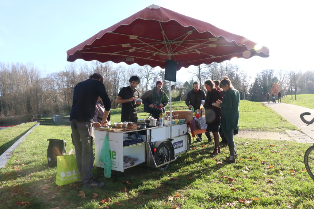 Cuisine Mobile électrique sur remorque vélo (Sine de Bussière) PAPALOTEC, fabrication de remorques à vélo sur mesure pour les professionnels. Design and manufacturing of Bike's trailers for professionnals. Trailer, bike, Professional, production, manufacturing, cargo, fabrication, mechanical engineering, ingénierie mécanique, conception, creation, design, custom, bicycle, bicyclette, high load , volume, grande charge. Plaine des bouchers, route de la fédération, travail bois, metal inox, aluminium, acier.