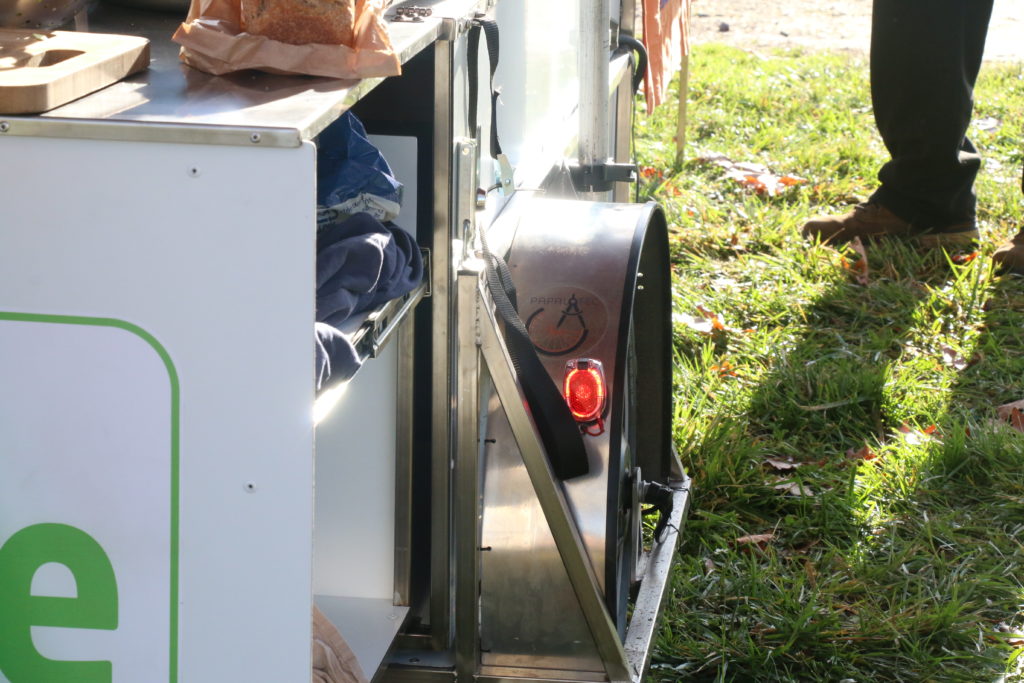 Cuisine Mobile électrique sur remorque vélo (Sine de Bussière) PAPALOTEC, fabrication de remorques à vélo sur mesure pour les professionnels. Design and manufacturing of Bike's trailers for professionnals. Trailer, bike, Professional, production, manufacturing, cargo, fabrication, mechanical engineering, ingénierie mécanique, conception, creation, design, custom, bicycle, bicyclette, high load , volume, grande charge. Plaine des bouchers, route de la fédération, travail bois, metal inox, aluminium, acier.