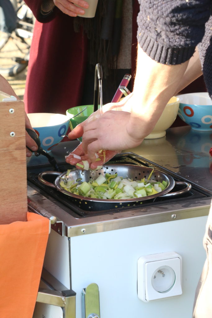 Cuisine Mobile électrique sur remorque vélo (Sine de Bussière) PAPALOTEC, fabrication de remorques à vélo sur mesure pour les professionnels. Design and manufacturing of Bike's trailers for professionnals. Trailer, bike, Professional, production, manufacturing, cargo, fabrication, mechanical engineering, ingénierie mécanique, conception, creation, design, custom, bicycle, bicyclette, high load , volume, grande charge. Plaine des bouchers, route de la fédération, travail bois, metal inox, aluminium, acier.