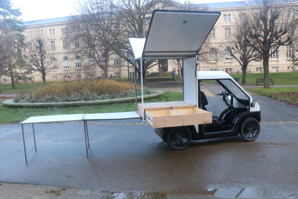 Caisson Stand sur Karbikes (Agence du Climat) PAPALOTEC, fabrication de remorques à vélo sur mesure pour les professionnels. Design and manufacturing of Bike's trailers for professionnals. Trailer, bike, Professional, production, manufacturing, cargo, fabrication, mechanical engineering, ingénierie mécanique, conception, creation, design, custom, bicycle, bicyclette, high load , volume, grande charge. Plaine des bouchers, route de la fédération, travail bois, metal inox, aluminium, acier.