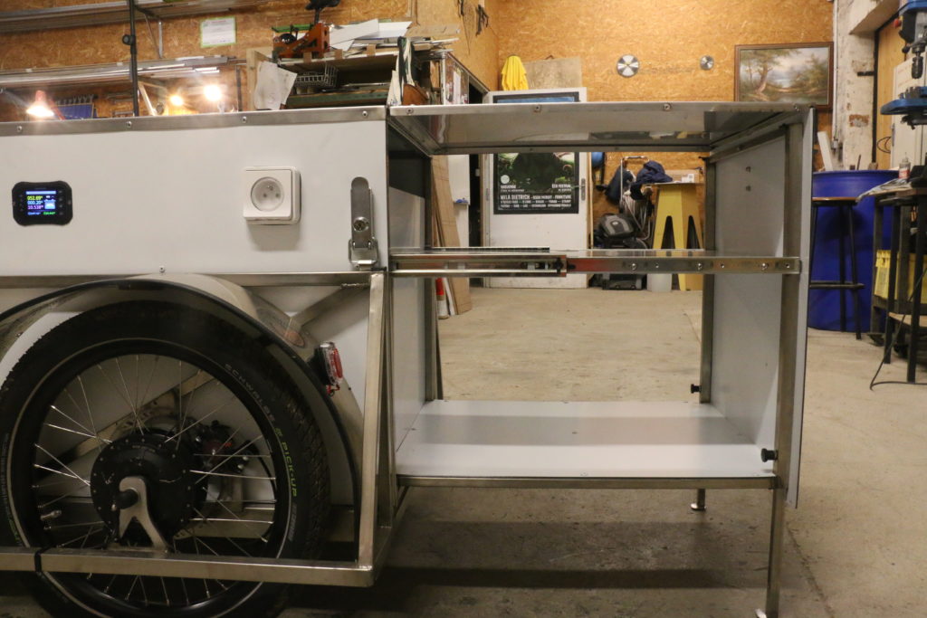 Cuisine Mobile électrique sur remorque vélo (Sine de Bussière) PAPALOTEC, fabrication de remorques à vélo sur mesure pour les professionnels. Design and manufacturing of Bike's trailers for professionnals. Trailer, bike, Professional, production, manufacturing, cargo, fabrication, mechanical engineering, ingénierie mécanique, conception, creation, design, custom, bicycle, bicyclette, high load , volume, grande charge. Plaine des bouchers, route de la fédération, travail bois, metal inox, aluminium, acier.