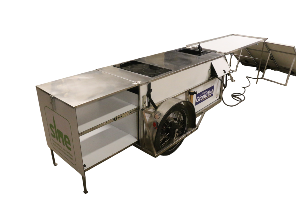 Cuisine Mobile électrique sur remorque vélo (Sine de Bussière) PAPALOTEC, fabrication de remorques à vélo sur mesure pour les professionnels. Design and manufacturing of Bike's trailers for professionnals. Trailer, bike, Professional, production, manufacturing, cargo, fabrication, mechanical engineering, ingénierie mécanique, conception, creation, design, custom, bicycle, bicyclette, high load , volume, grande charge. Plaine des bouchers, route de la fédération, travail bois, metal inox, aluminium, acier.
